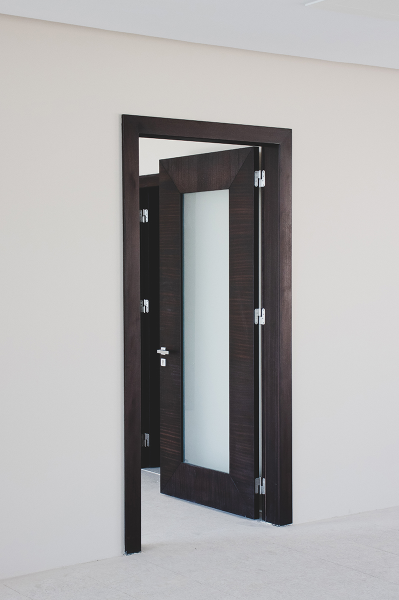 porta in legno e vetro stile minimal